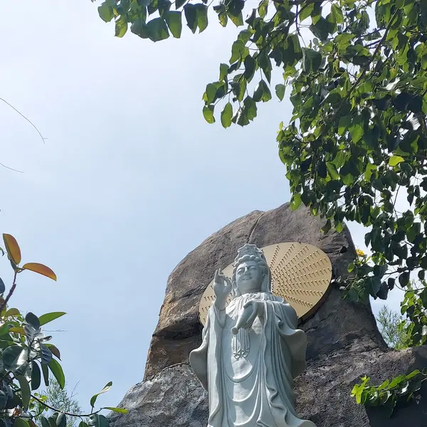 Hon Tam Island
